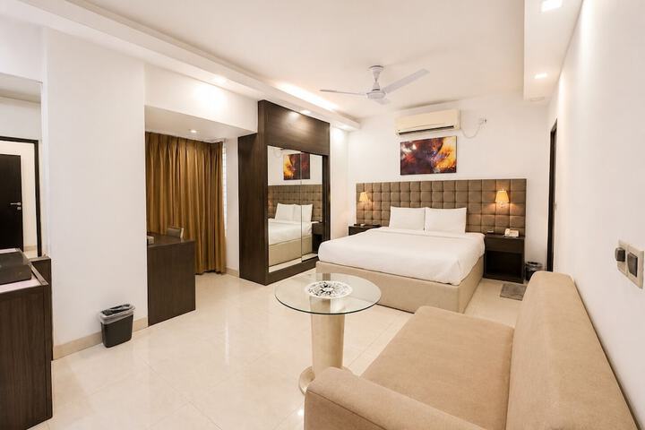 Room 4 of 63