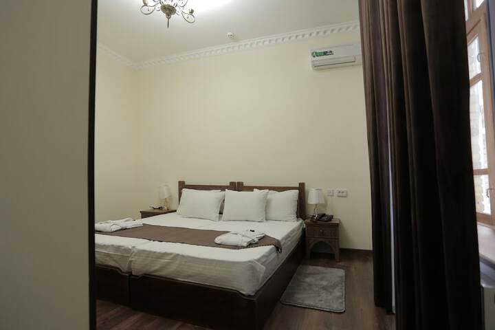 Room 6 of 11