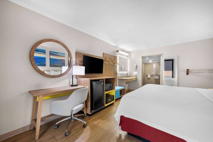 1 King Bed Mobility Accessible (9 of 19)