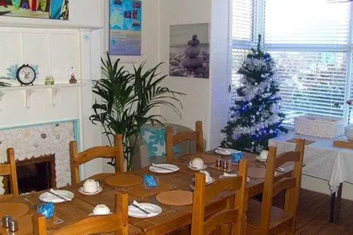 Dining 10 of 12