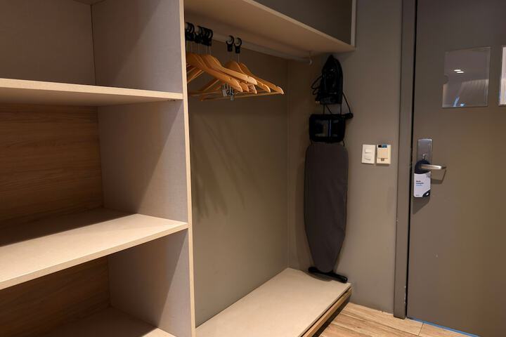 Room 42 of 132