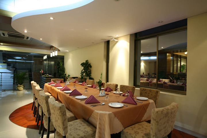 Dining 35 of 46