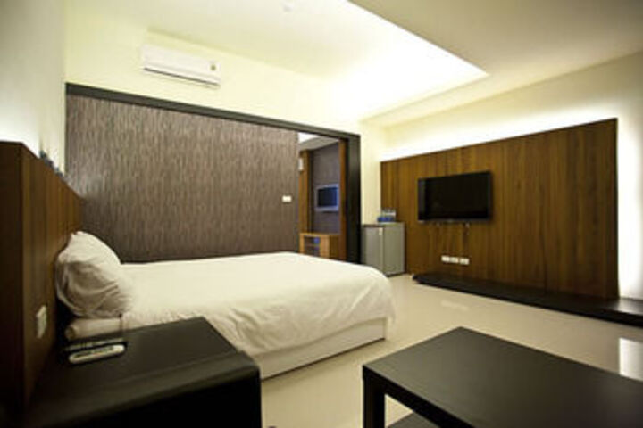 Room 5 of 16