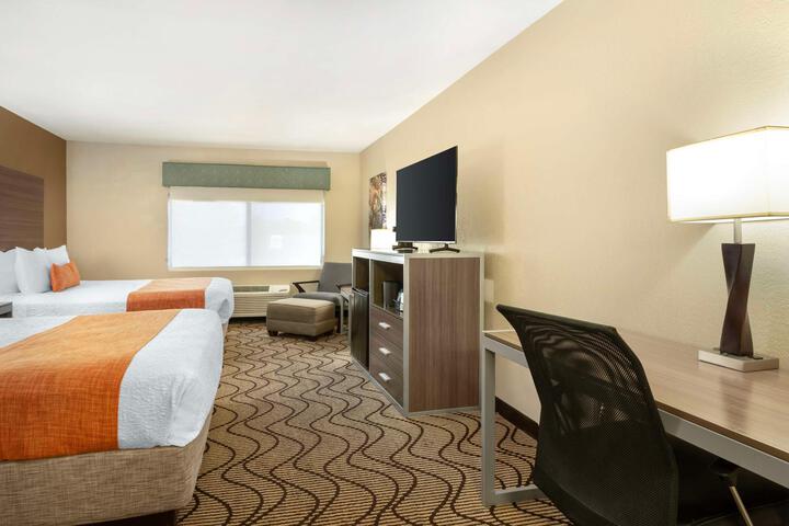2 Queen Beds Microwave and Refrigerator WiFi Full Breakfast (8 of 10)