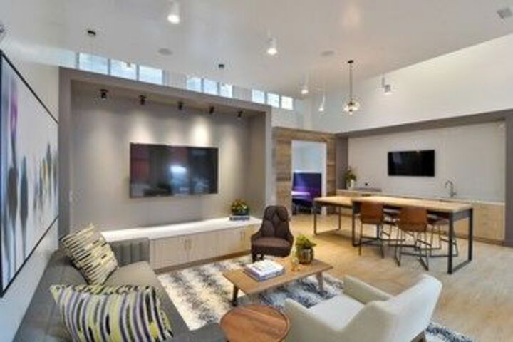 Lounge 8 of 19