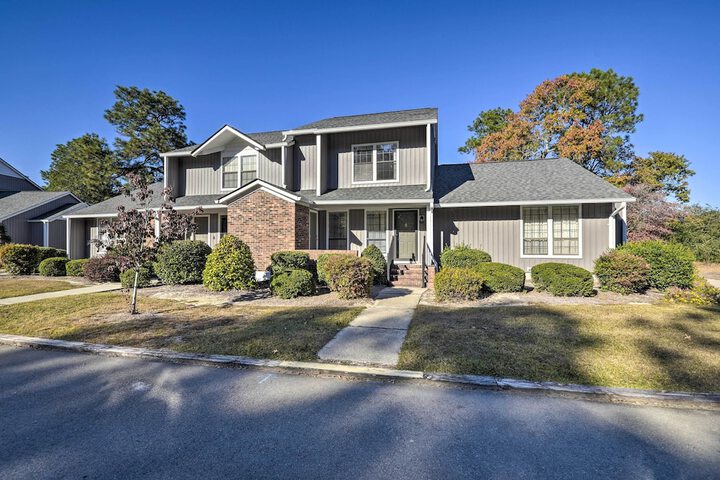 Modern Townhome w / Deck & Golf Course Views!