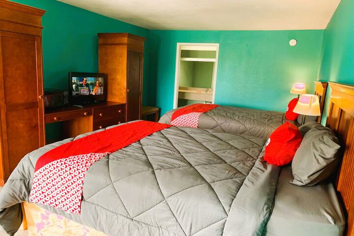 Deluxe Queen Bed (1 of 7)