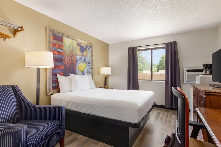 1 Queen Bed (13 of 13)