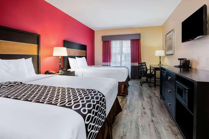 2 Queen Beds Accessible (16 of 17)