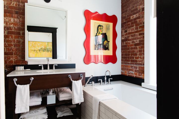 Deep soaking bathtub