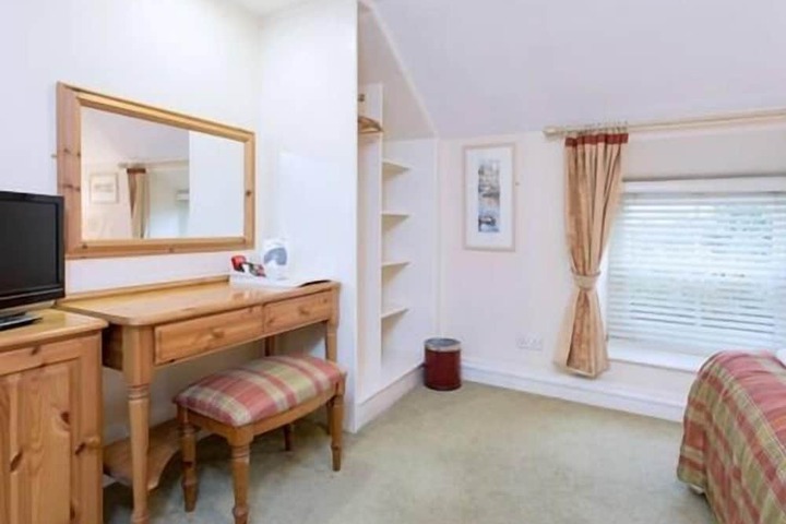 Room 6 of 24