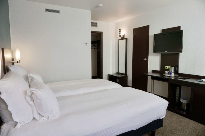 Room 6 of 92
