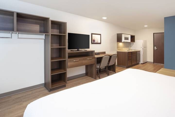 1 King Bed Accessible (2 of 5)