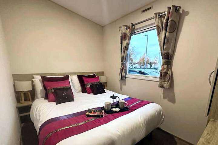 Room 4 of 18