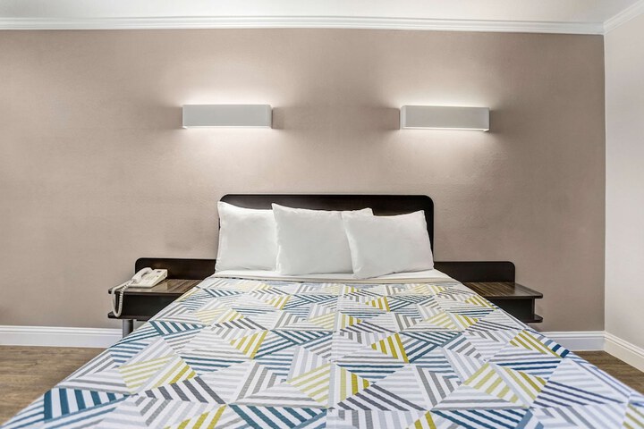 1 Queen Bed (8 of 13)