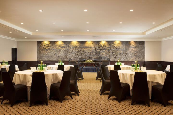Ballroom/Hall 27 of 38