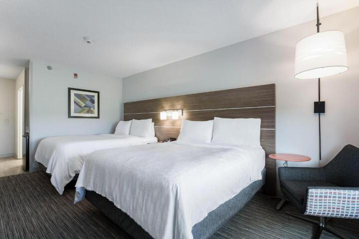 2 Queen Beds (12 of 16)