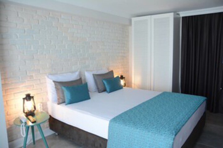 Room 8 of 18