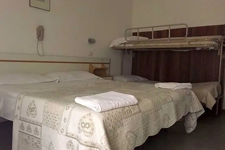 Room 6 of 11