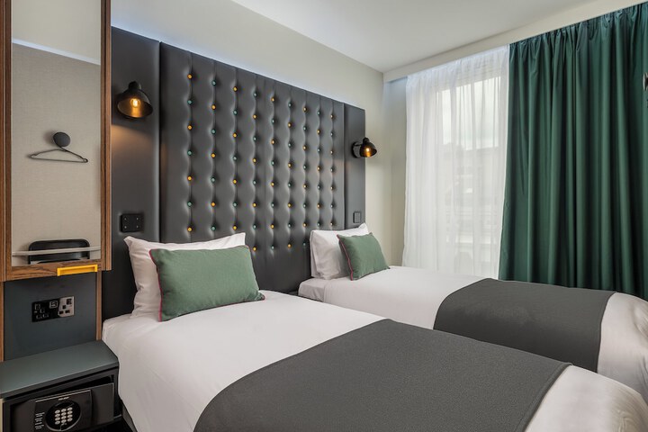 Room 21 of 48