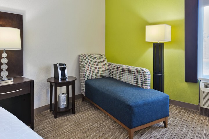 Room 3 of 40