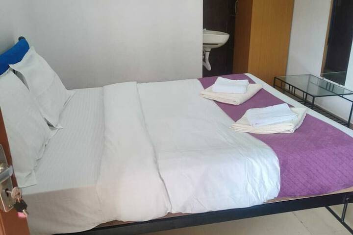 Room 4 of 9