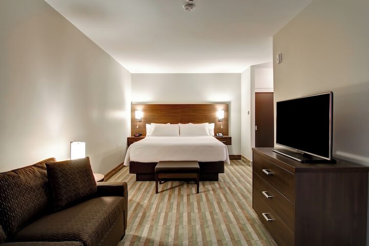 1 King Bed (6 of 22)