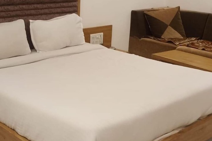 Room 9 of 12