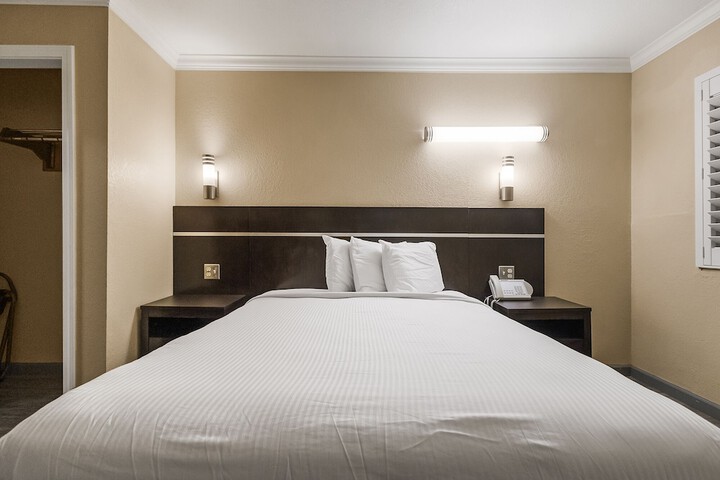 2 Queen Beds (18 of 20)