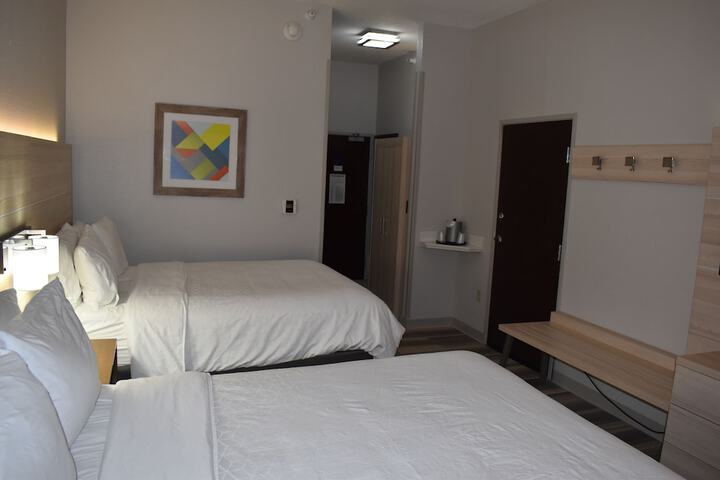 2 Queen Beds (1 of 4)