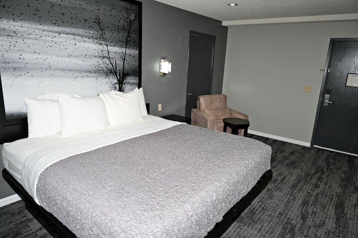 1 King Bed (7 of 7)