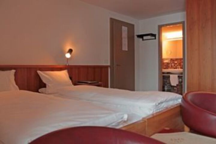 Room 70 of 106