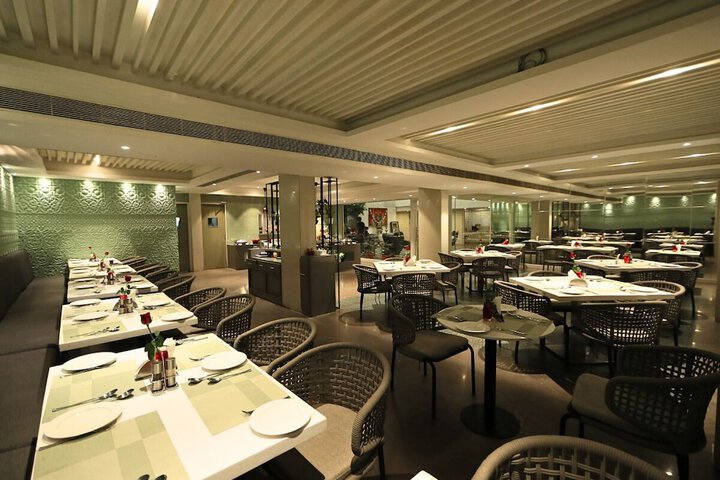 Dining 19 of 28