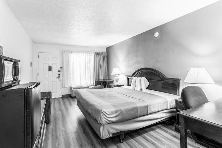 1 King Bed (2 of 12)