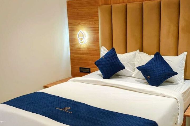 Room 5 of 9