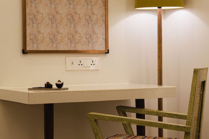 Room 6 of 28