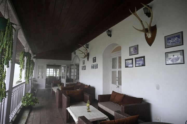 Lounge 17 of 23