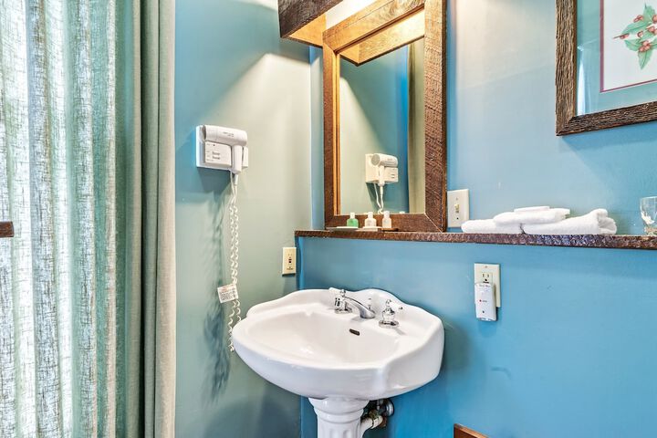 Snug Hug Queen Suite with Fireplace (1 of 131)