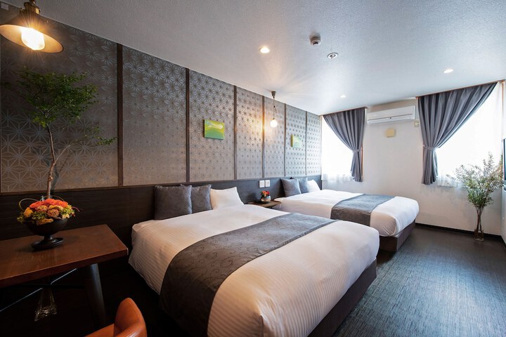 Room 27 of 82