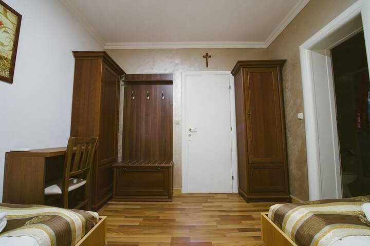 Room 22 of 103