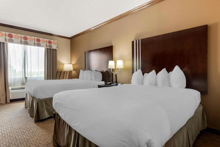 2 Queen Beds Work Desk Microwave and Refrigerator WiFi Full Breakfast (6 of 7)