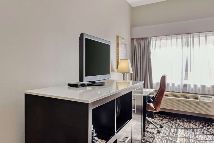 1 Queen Bed Pet Friendly Room Work Desk Sofa Microwave and Refrigerator WiFi Full Breakfast (31 of 31)