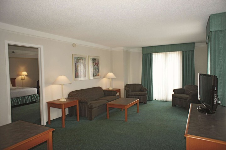 1 King Bed (3 of 15)