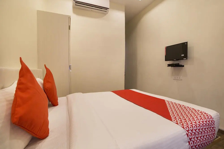 Room 4 of 12