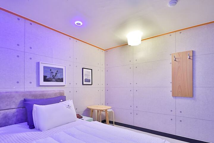 Room 11 of 23