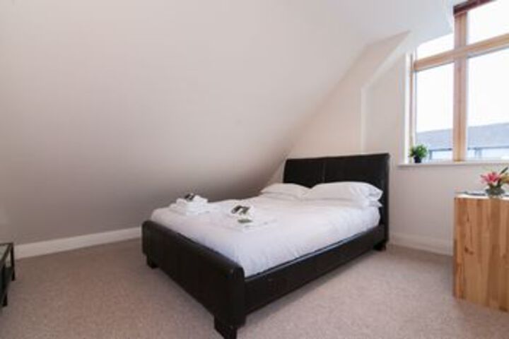 Room 10 of 28