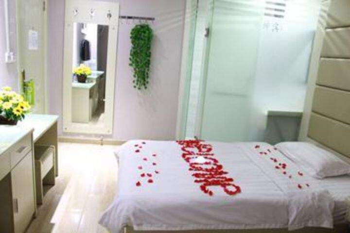 Room 4 of 10