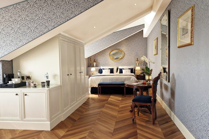 Room 33 of 85