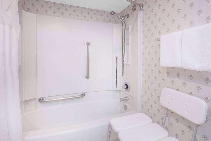 2 Double Beds (6 of 10)