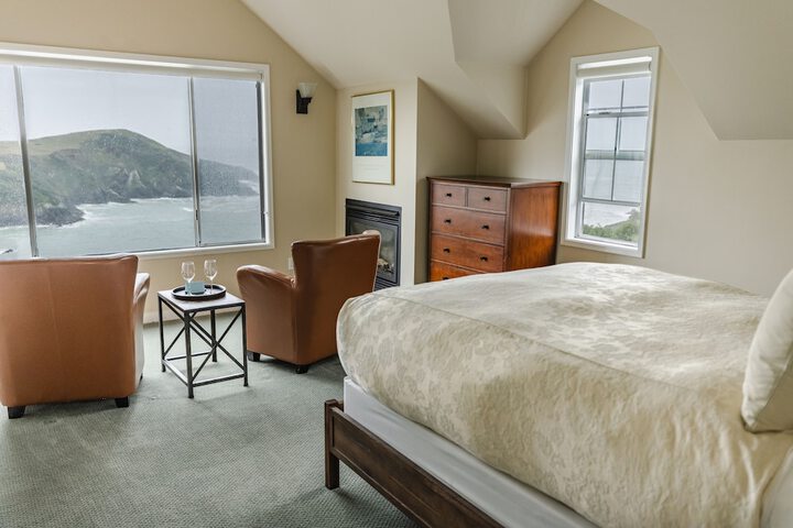1 Queen Bed (3 of 14)